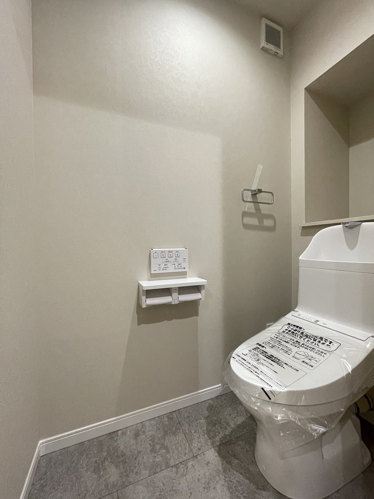 【トイレ】 清潔感のあるトイレはウォシュレット一体型になっています。