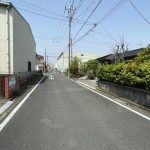 【前面道路】 前面道路の幅員は約6.0ｍあります。公道です。