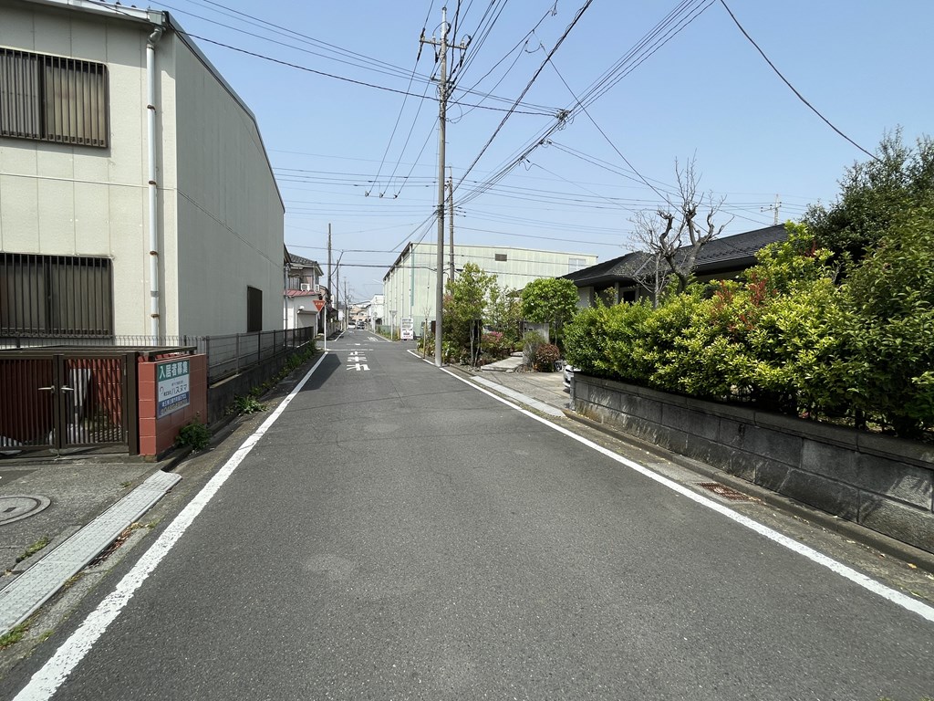 【前面道路】 前面道路の幅員は約6.0ｍあります。公道です。