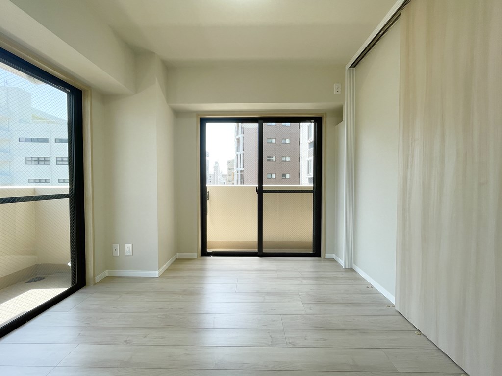 【洋室】 洋室は3部屋あります。全てのお部屋に収納があるので家具を置かなくてもたくさんの洋服が収納できます。