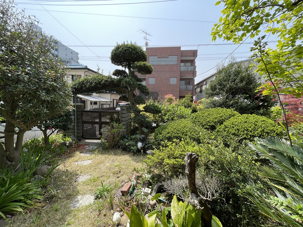 【庭】 手入れされたたくさんの植栽があります。