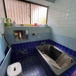 【浴室】 タイル貼りの浴室の様子です。洗面化粧台は2か所、トイレも2か所あります。