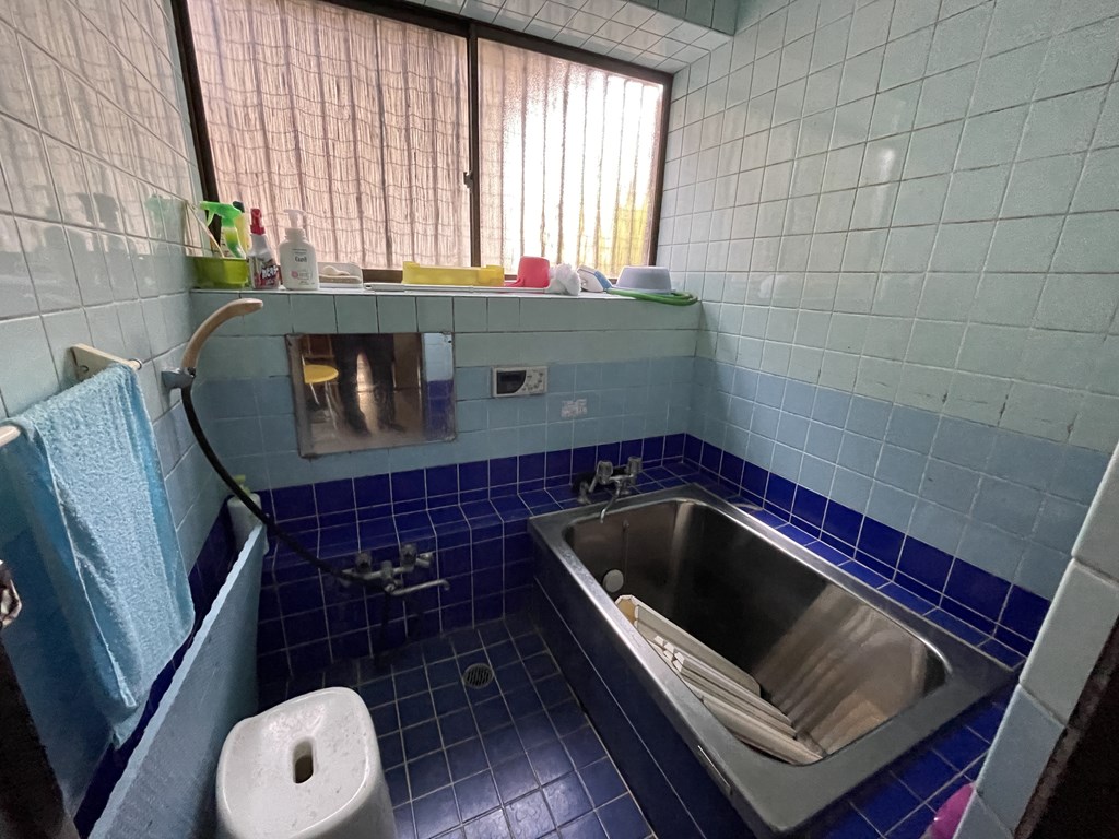 【浴室】 タイル貼りの浴室の様子です。洗面化粧台は2か所、トイレも2か所あります。