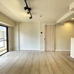 【リビング】 LDKは約12.0帖の広さがあります。オープンタイプの対面式キッチンなので開放的な空間を感じていただけます。