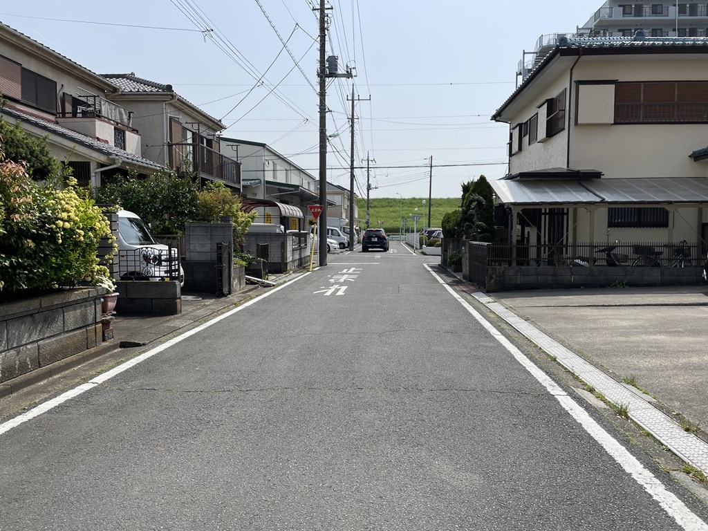 【前面道路】 前面道路の幅員は約6.0ｍあります。公道です。