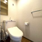 【トイレ】 トイレにも収納が付いています。