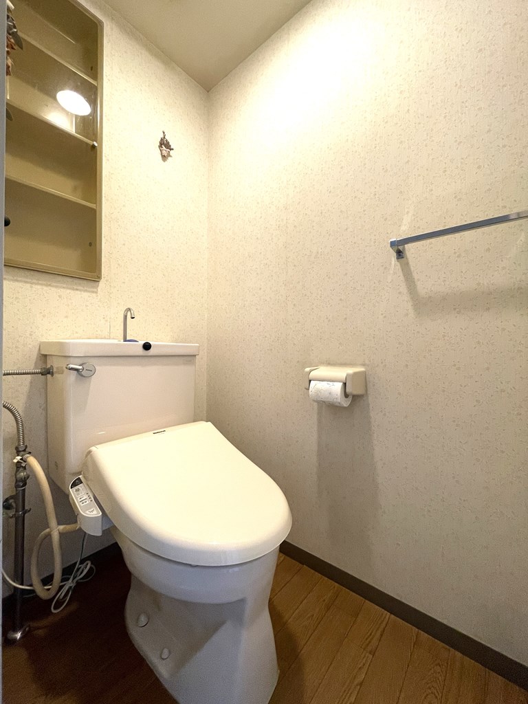 【トイレ】 トイレにも収納が付いています。