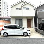 【現地】流山市南流山7丁目中古戸建てのご案内になります。2路線利用可能、買い物施設が充実している立地にあります。土地は30.26坪、建物は木造2階建て3SLDK間取りです。お問い合せ下さい。