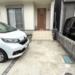 【駐車スペース2台分】 玄関前の駐車スペースの様子です。2台分（車種による）のスペースが確保されています。