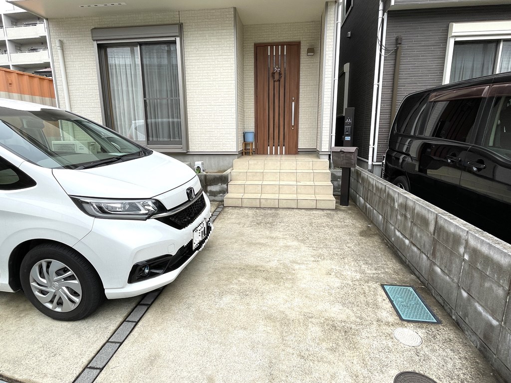 【駐車スペース2台分】 玄関前の駐車スペースの様子です。2台分（車種による）のスペースが確保されています。