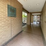 【エントランス】 ブラウンのタイル貼りのエントランスは落ち着いた雰囲気があります。近隣にはお買い物施設も充実しています。