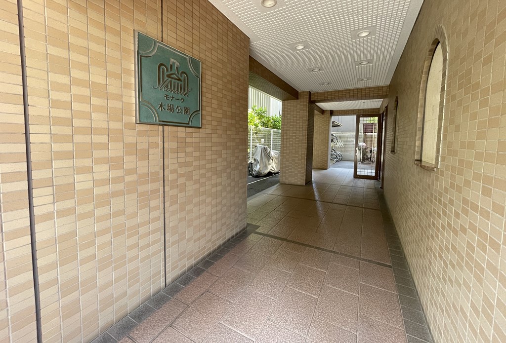 【エントランス】 ブラウンのタイル貼りのエントランスは落ち着いた雰囲気があります。近隣にはお買い物施設も充実しています。