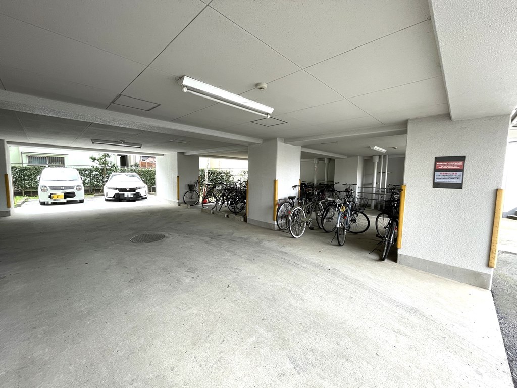 【駐車場】 駐車場の様子です。空き状況は随時ご確認ください。