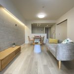 【現地】【リビング】 リノベ済、ペットと暮らせる（細則有）マンションです。駐車場1台専用使用権有り、駐輪場3台専用使用権有り。お気軽にお問い合わせください。