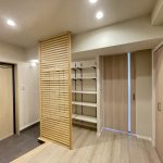 【玄関】 明るくて広い玄関が特徴。戸建てのようにゆとりを感じる空間です。パーティションウォールがアクセントになっています。
