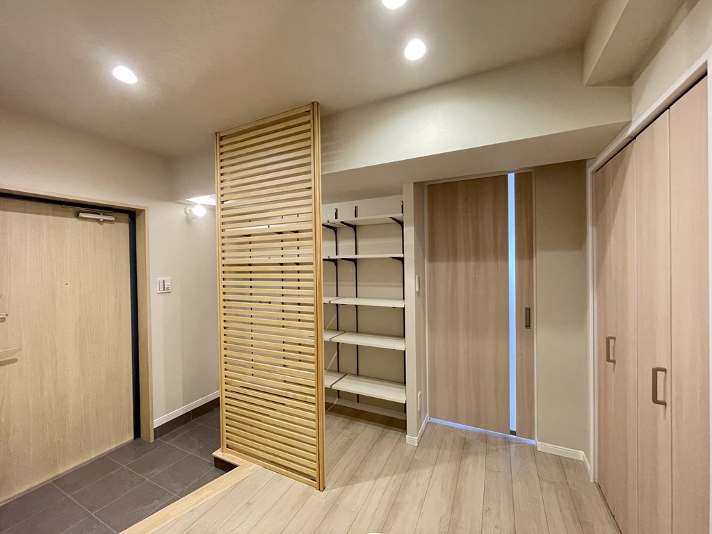 【玄関】 明るくて広い玄関が特徴。戸建てのようにゆとりを感じる空間です。パーティションウォールがアクセントになっています。