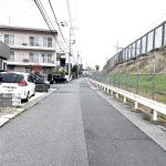 【前面道路】 平坦な前面道路は幅員約5.9ｍあります。