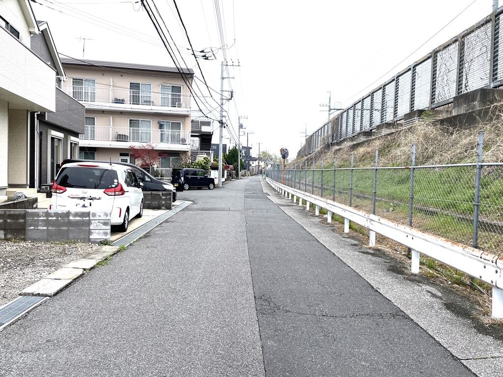 【前面道路】 平坦な前面道路は幅員約5.9ｍあります。
