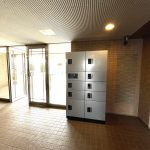 【宅配ボックス】 宅配ボックス完備。不在時にも荷物の受け取りができるので便利です。