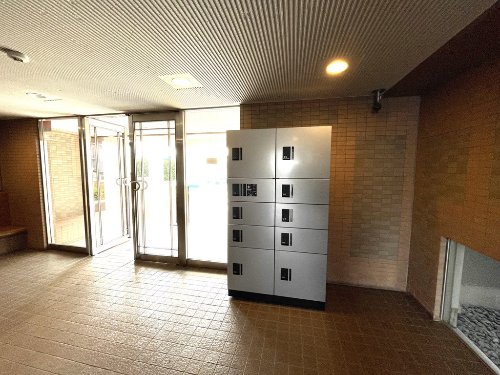 【宅配ボックス】 宅配ボックス完備。不在時にも荷物の受け取りができるので便利です。