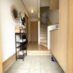 【玄関】 明るい印象の玄関。大型のシューズボックス完備。ご家族皆さん靴が収納できます。