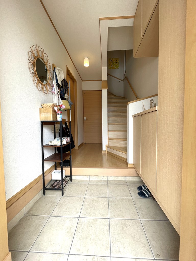 【玄関】 明るい印象の玄関。大型のシューズボックス完備。ご家族皆さん靴が収納できます。