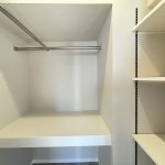 【ウォークインクローゼット】 クローゼット内の様子です。ハンガーパイプ、棚板、寝具も収納できる奥行のある中段も完備。出し入れしやすい仕様になっています。