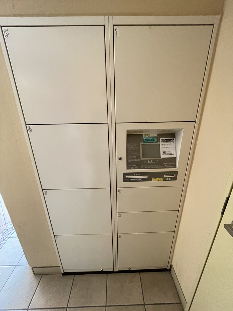 【宅配ボックス】 宅配ボックス完備。不在時にも荷物の受け取りができるので便利です。