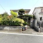 【外観】 南西向きで日当り良好、出窓仕様で空間に広がりを感じる住まいです。1階の和室は10帖、押し入れ、床の間、廊下（縁側）もあります。お問い合わせをお待ちしております。