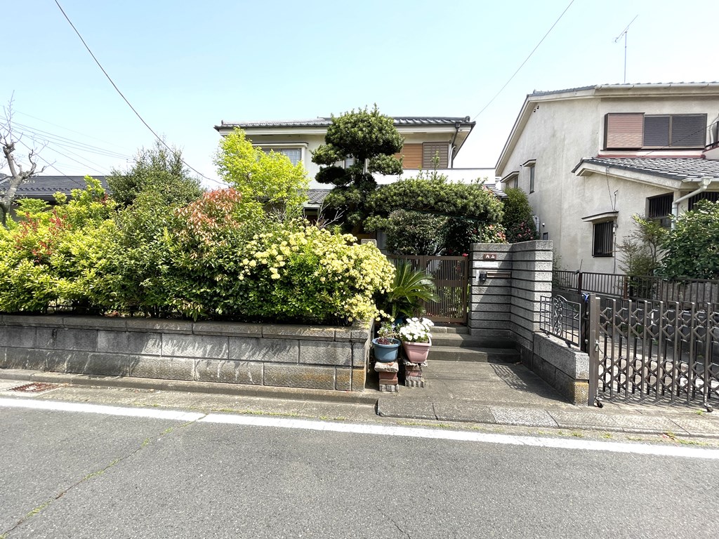 【外観】 南西向きで日当り良好、出窓仕様で空間に広がりを感じる住まいです。1階の和室は10帖、押し入れ、床の間、廊下（縁側）もあります。お問い合わせをお待ちしております。