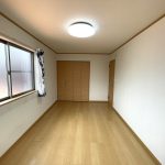 【洋室】 窓面が大きくて明るいです。全てのお部屋に窓が2か所有ります。