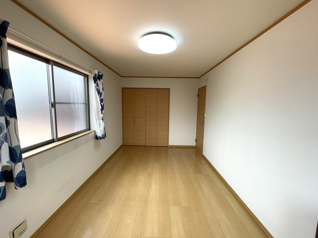 【洋室】 窓面が大きくて明るいです。全てのお部屋に窓が2か所有ります。