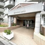 【エントランス】 植栽が綺麗なエントランスの様子です。明るくて開放的で高級感があります。
