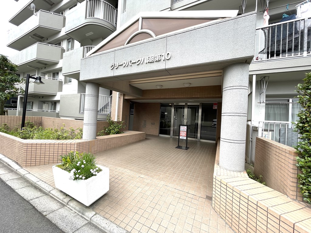 【エントランス】 植栽が綺麗なエントランスの様子です。明るくて開放的で高級感があります。