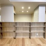 【リビング収納】 カウンター部分に造作された収納はお部屋のアクセントになっています。お好きな小物や写真等も飾っていただけます。