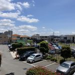 【眺望】 バルコニーからの眺望。目の前に高い建物が無いので、2階のお部屋からでも圧迫感がなく、気持ち良く見渡していただけます。