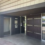 【エントランス・オートロックシステム完備】 落ち着いた雰囲気が漂うエントランスの様子です。オートロックシステム完備なのでセキュリティ面も安心です。