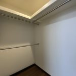 【ウォークインクローゼット】 ハンガーパイプ棚が2段になっているのでたくさんの洋服が収納できます。