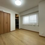 【洋室】 明るいブラウンの床材と建具なのでお部屋のコーディネートがしやすいかと思います。お好きなテイストで暮らしをお楽しみいただけます。