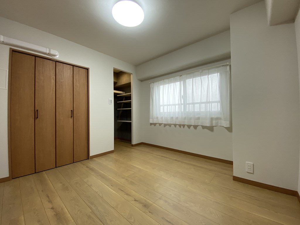 【洋室】 明るいブラウンの床材と建具なのでお部屋のコーディネートがしやすいかと思います。お好きなテイストで暮らしをお楽しみいただけます。