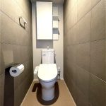 【トイレ】 壁面はエコカラット仕様になっています。エコカラットは、住宅設備メーカーのLIXILが開発した、内装壁用のタイル状の建材です。調湿機能や脱臭効果、有害物質の吸着・低減などの機能があります。
