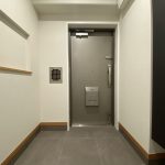 【玄関】 玄関の様子です。壁面には鍵を置いていただける窪み（ニッチスペース）を造作しています。お気に入りの小物を飾ることもできます。