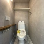 【トイレ】 清潔感のあるトイレはウォシュレット一体型になっています。オープンタイプの棚板収納付きなのでトイレットペーパー等のストックも置いておくことができます。