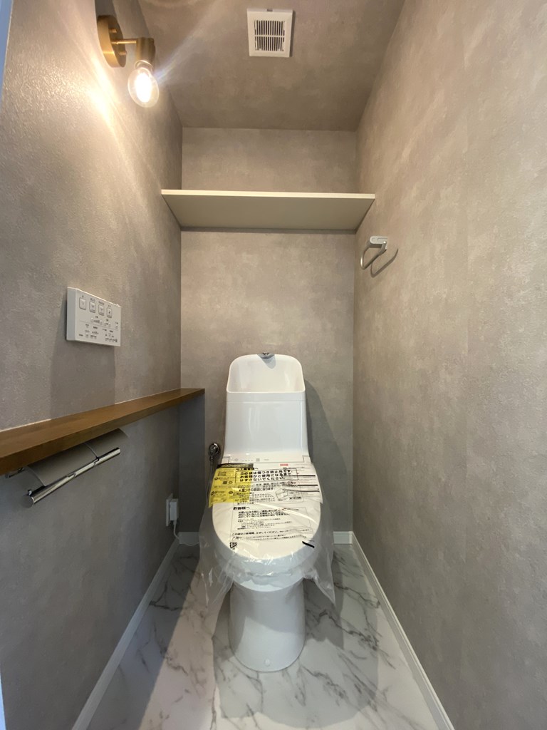 【トイレ】 清潔感のあるトイレはウォシュレット一体型になっています。オープンタイプの棚板収納付きなのでトイレットペーパー等のストックも置いておくことができます。