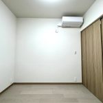 【エアコン1台サービス】洋室の新規エアコン1台設置済みになります。