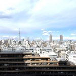 【外廊下からの眺望】 玄関前の外廊下からはスカイツリーが望めます。