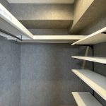 【収納】 ウォークインクローゼットの様子です。ハンガーパイプと棚板があるので収納力があります。洋服からバックや小物まで収納できます。