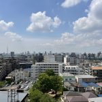 【眺望】 バルコニーからの眺望。目の前に青空が広がる気持ちのいい眺望です。ぜひ現地でご覧ください。