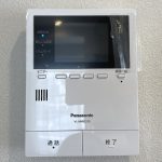 【TVモニター付きインターフォン】 TVモニター付きインターフォンは、訪問者がわかるので、お子様のお留守番や女性にも安心です。