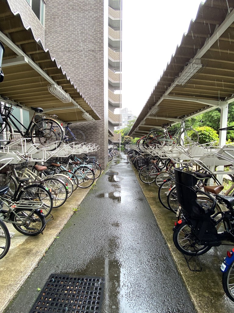 【駐輪場】 駐輪場の様子です。月額　100円～400円。空き状況は随時ご確認ください。